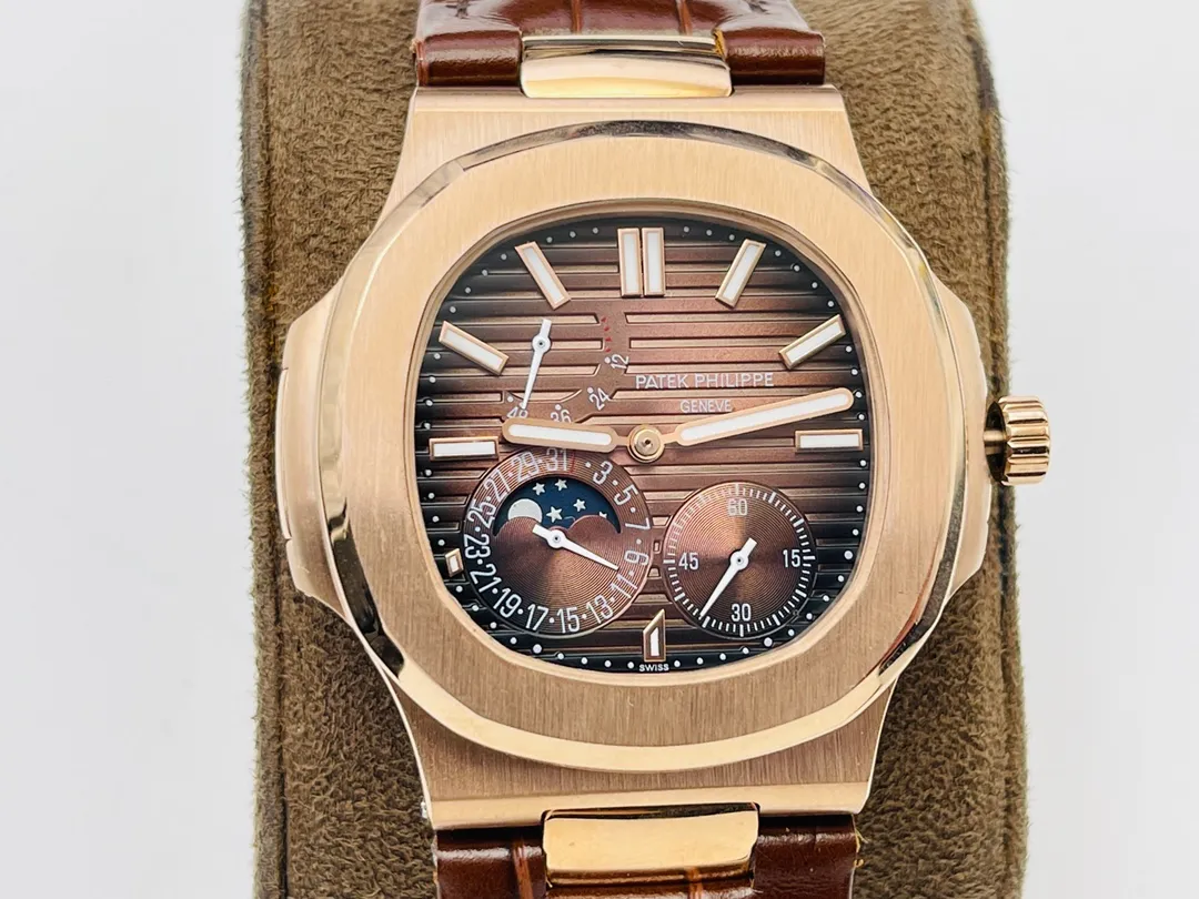 【Top Replica】💰5300! Patek Philippe [PFF Factory2022 Wall Crack Recommendation] The highest version on the market V5 upgraded ultra-thin version [The highest quality version on the market] Patek Philippe Patekphilippe Sports Series (Nautilus) 5724 (Domineering President) upgraded ultra-thin version of the Pearl Tuo, details: 1⃣️All functions are the same as the genuine ones (10-digit kinetic energy display, 7-digit calendar and moon phase 4-digit small second hand), with the same horizontal embossed pattern as the original, with fluorescent scales! 2⃣️Diameter 40 mm, 904L gold-plated stainless steel, sapphire glass mirror. 3⃣️The outer diamonds of models 5722 and 5724 are Swarovski diamonds, which are transparent and shiny, with extraordinary temperament. As close to the original as possible within the current state of the art, this watch is ready for all occasions! PFF Factory’s ingenious work welcomes your appreciation! (Buy now and get a PFF factory-customized version of a business pen for free, so that you can face any challenge calmly with full taste and style)